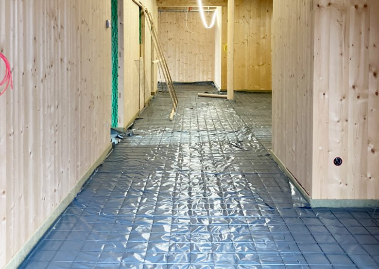 05Schutzfolie_c_E26_2025_12 Im Erdgeschoss wurde die Schutzfolie auf der Wärmedämmung verlegt.