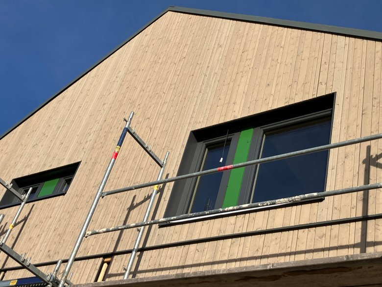 08Seitenbleche_Fenster_c_E26_2025_11_09 Die Seitenbleche der Fenster sind ausgeführt.