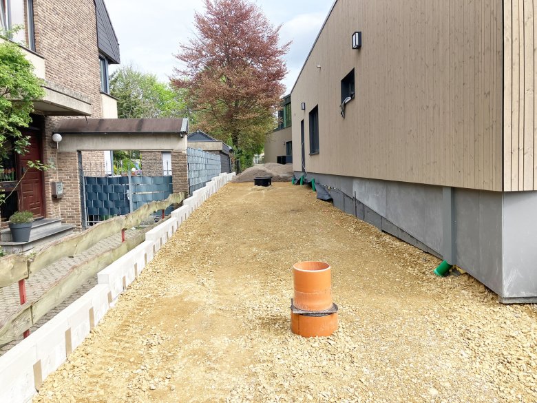 Die Arbeiten an den Außenanlagen schreiten voran.