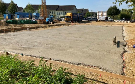 Sauberkeitsschicht_c_PBS_Architekten_2025_08 Die Sauberkeitsschicht unter der zukünftigen Bodenplatte ist erstellt.