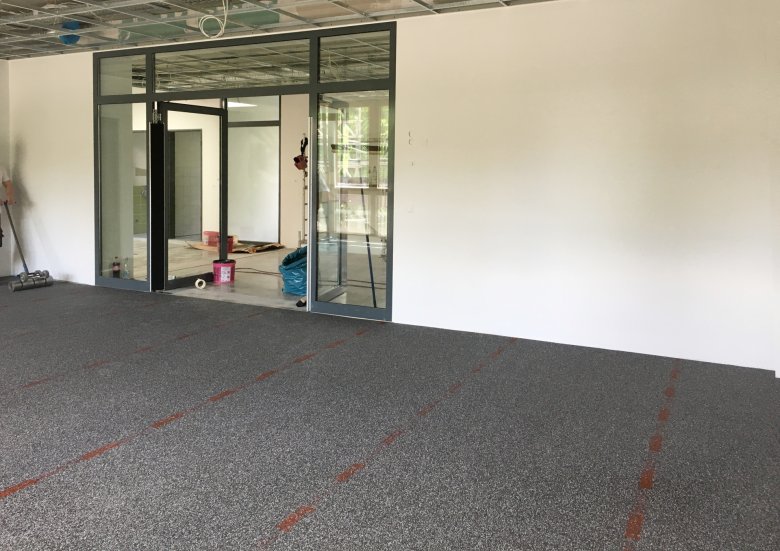 Der Aufprallschutz im Mehrzweckraum wurde ausgeführt.