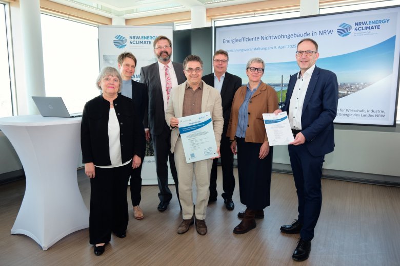 Übergabe der Auszeichnung, von links nach rechts: Gabriele Hajok (Abteilungsleitung Gebäudemanagement), Frau Herkrath (Herkrath + Herkrath Architekten PartGmbB),  Jens Hausschild (Betriebsleitung Gebäudemanagement), Leonidas Papadopoulos (Projektleitung Gebäudemanagement), Herr Petersdorff (Ministerium MWIKE NRW) Silke Krebs (Staatssekretärin Ministerium MWIKE NRW), Heiko Thomas (Dezernat Umwelt Stadt Aachen)