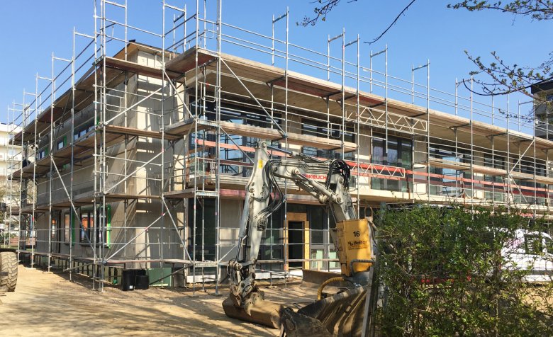 Das Gerüst wurde entlang der Fassade aufgestellt. Die Ausführung der Fassadenunterkonstruktion hat begonnen.
