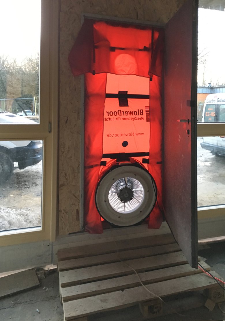 Die Dacharbeiten schreiten voran.
