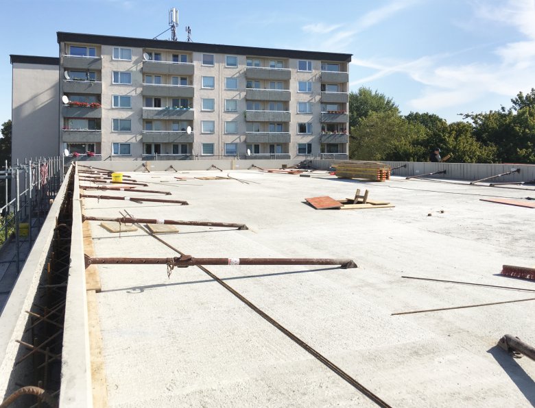 Das Dachgeschoss ist betoniert worden.