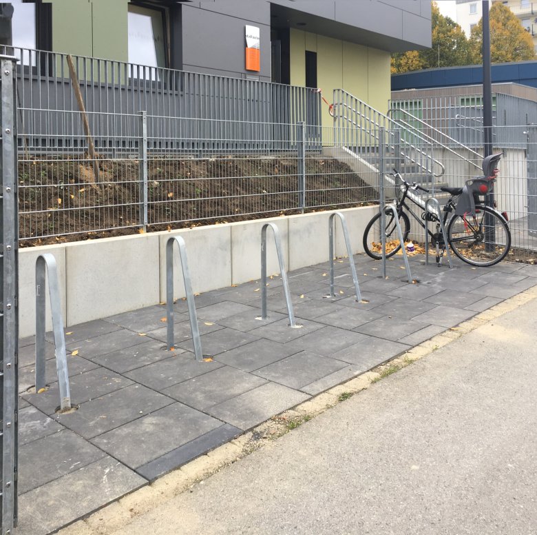 Die Fahrradständer sind geliefert und montiert.