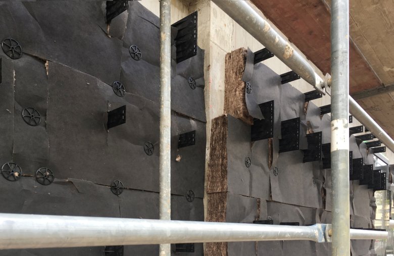 Die Fassadenarbeiten schreiten voran. Die Wärmedämmung für die Fassade ist geliefert und montiert  worden.