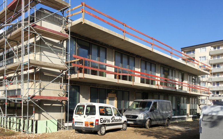 Die Fenster sind geliefert und montiert worden.
