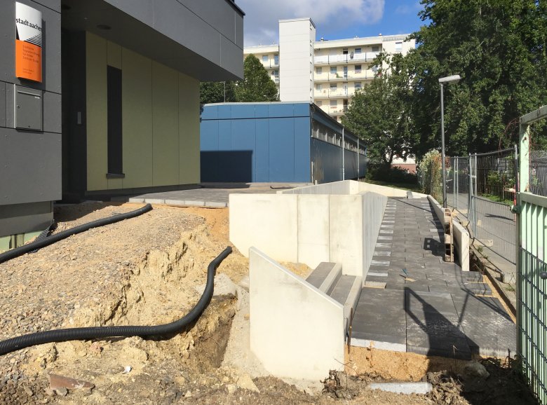 Die Außenanlagenarbeiten schreiten voran. Die Rampe wird gebaut.