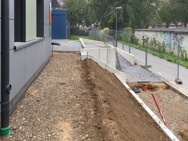Die Arbeiten an der Rampe und dem Eingang sind vortgeschritten.