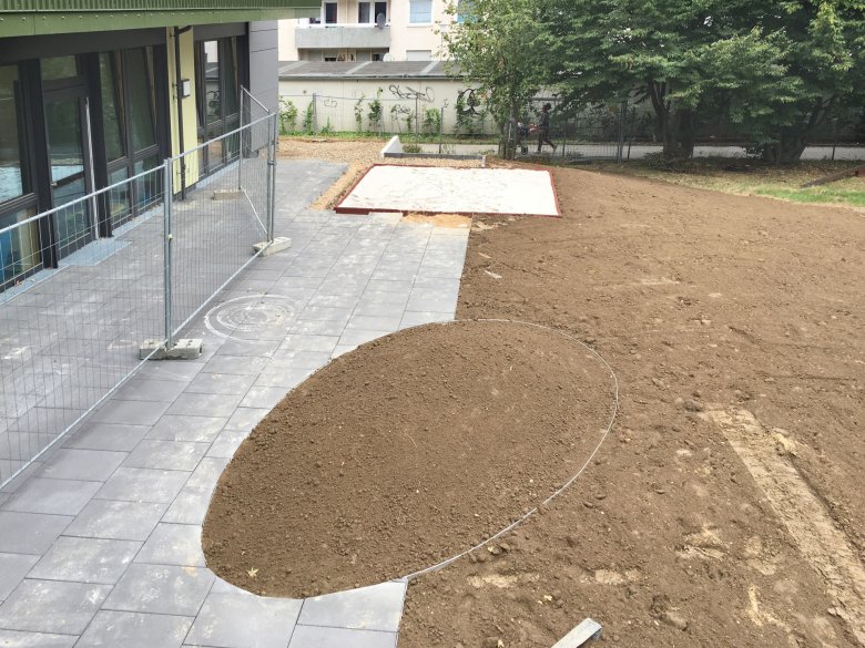 Die Außenanlagenarbeiten schreiten voran. Der Sandkasten wurde fertiggestellt.