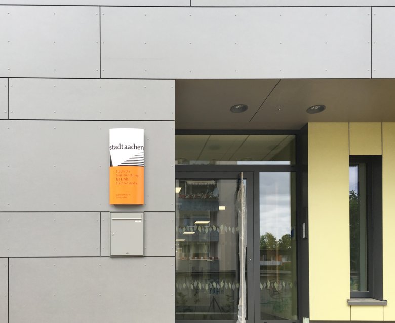 Das KiTa-Schild wurde angebracht