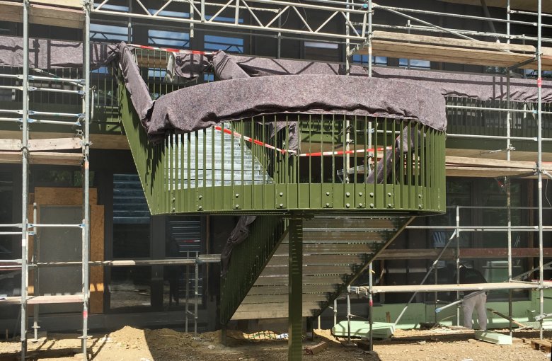 Die Stahltreppe ist geliefert und wurde montiert.
