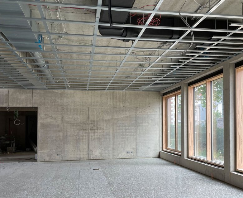 Innenraum_c_e26_2025 Innenbereich mit Abhangdecke und neuen Fenster
