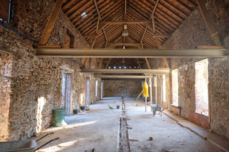 BaustellePferdestall nach Schadstoffsanierung und mit fertiggestellter Bodenplatte.