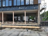 Wandabbruch_OG_weiterer_Abbruch_c_e26_2025_07 Der Abbruch schreitet voran und legt nach Abbruch der Teilflächen des Wärmedämmverbundsystems die ursprüngliche blaue Kachelfassade frei.
