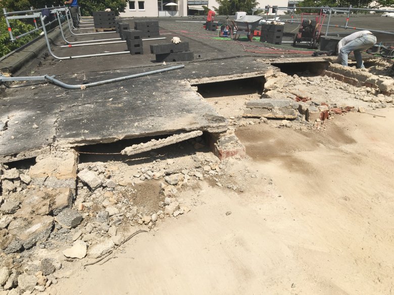 Rückbau_Dackbelag_c_E26_2025_05 Der Abbruch des Doppeldaches ist im Gange als Vorbereitung für die Aufstockung.