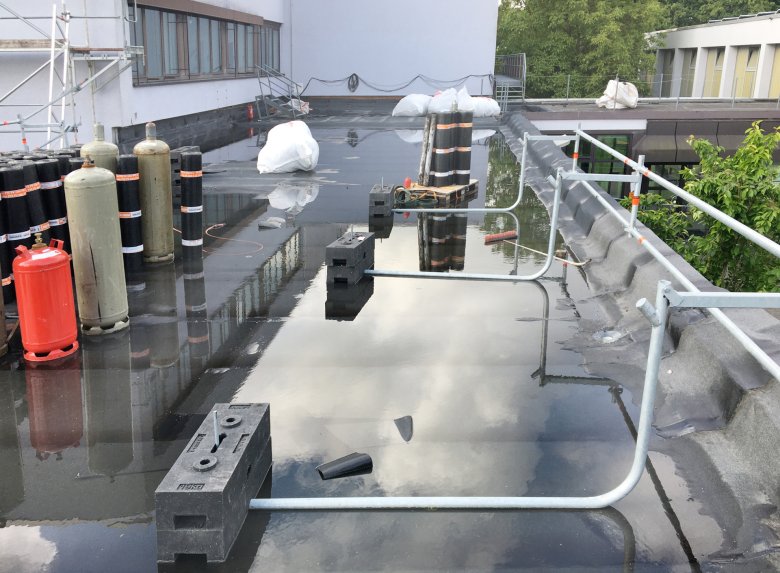 Die Arbeiten auf dem Dach haben begonnen.