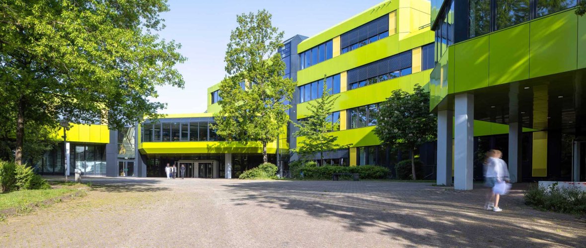 Sanierte Fassade des Schulzentrums Laurensberg