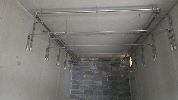 Die Installationen der Duschen.