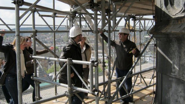 Baustellenbesprechung auf dem Gerüst am Granusturm.