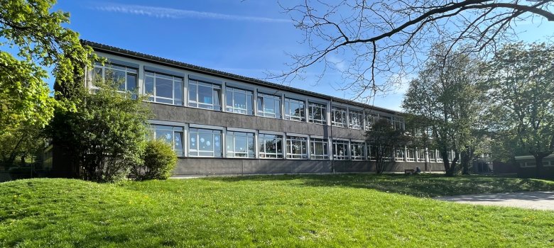 GGS_Walheim_vorher_c_L_Strehl_2023 Die Grundschule Walheim vor der Pflanzung der Fassadenbäume 2023