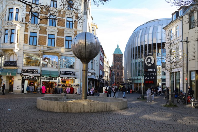 Der Kugelbrunnen in Aachen auf der Höhe der Höhe vom Willy-Brandt-Platz