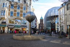 Der Kugelbrunnen in Aachen auf der Höhe der Höhe vom Willy-Brandt-Platz
