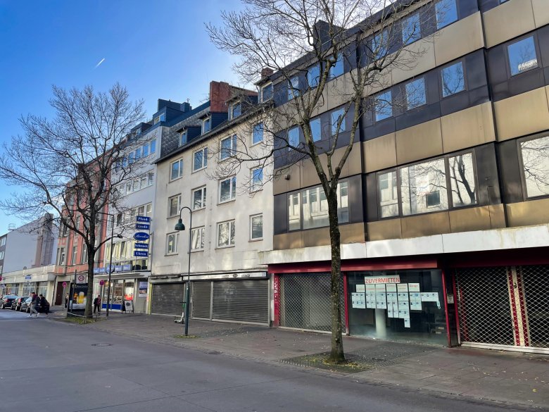 Stiftstraße in Aachen mit leeren Fenstern