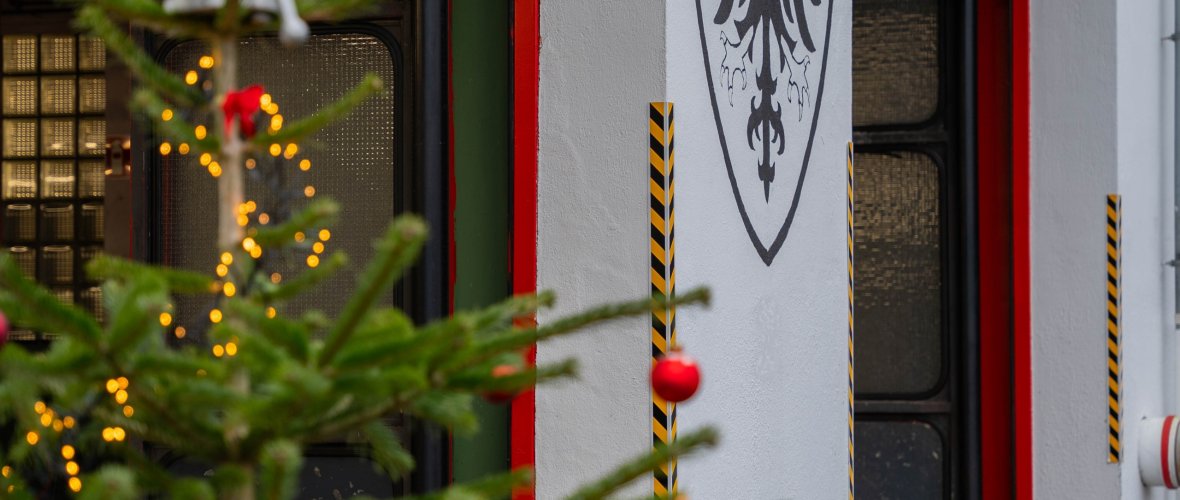 Weihnachtsbaum vor Feuerwache