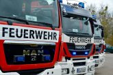 Löschfahrzeuge in einer Reihe Die verschiedenen Fahrzeuge der Feuerwehr, die auf die Wachstandorte in Aachen verteilt sind stehen in einer Reihe leicht schräg mit der Schnauze zur Kamera.