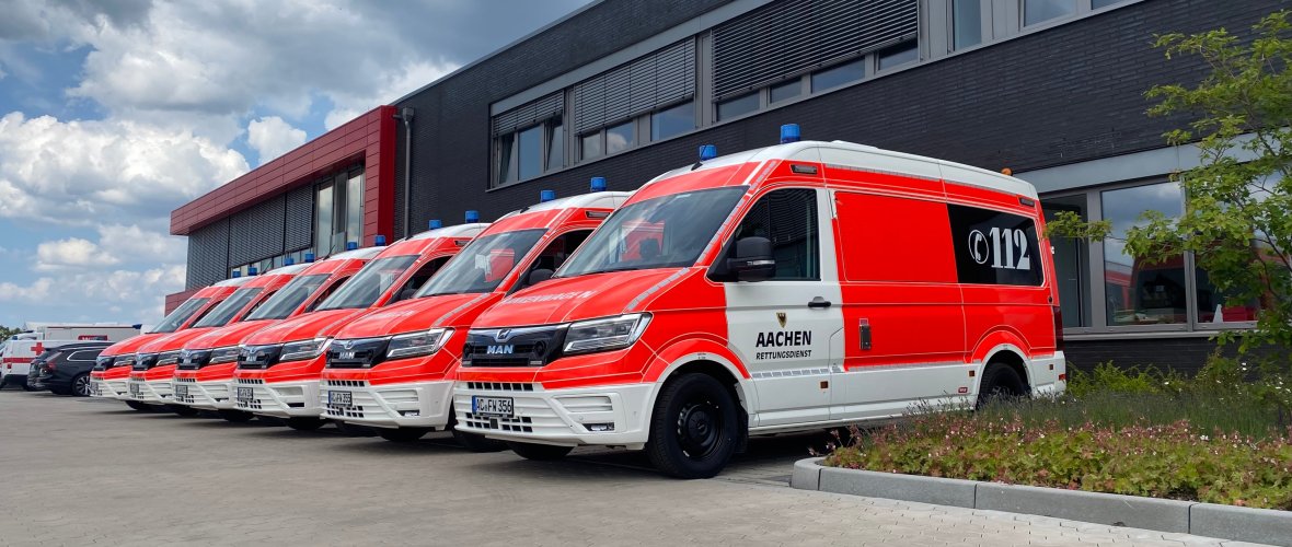 mehrere Krankentransportwagen in Reihe.