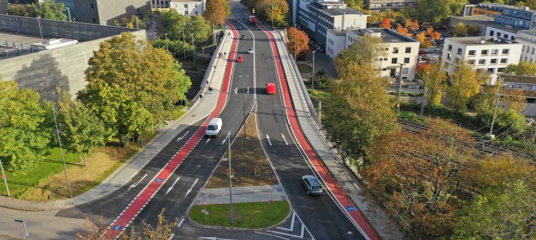 Drohnenaufnahme der Brücke Turmstraße. Mittig Fahrbahn mit roten Radstreifen, links und rechts Gebäude und Bäume.
