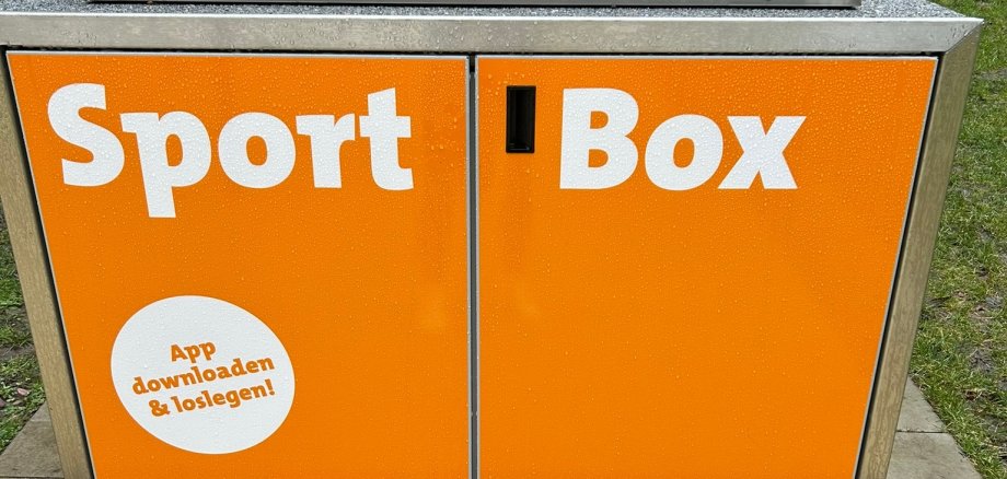 Die orangene Sportbox mit einem Störer: "App downloaden und loslegen" sowie dem städtischen Logo