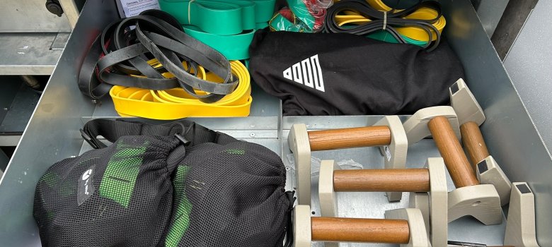 Eine Schublade der Sportbox mit verschiedenen Sportgeräten.