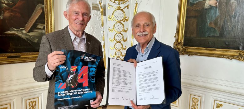 Carl Meulenbergh und Dr. Jürgen Linden präsentieren im Weißen Saal des Rathauses das Motivationsschreiben für die Aachener Olympiabewerbung