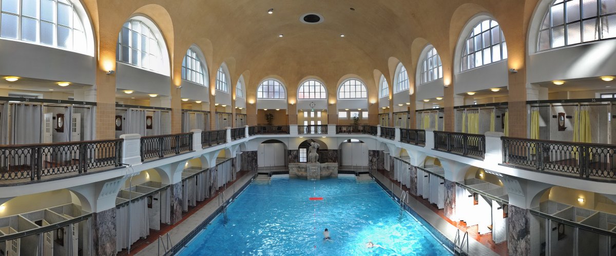 Die Elisabethhalle Eine Innenansicht der Elisabethhalle zeigt die hohen Decken, das Schwimmbecken und die Umkleiden