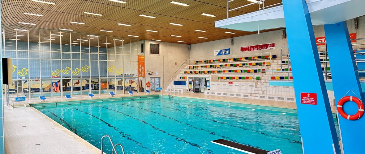 Das Schwimmbecken und der Sprungturm der Schwimmhalle Ost