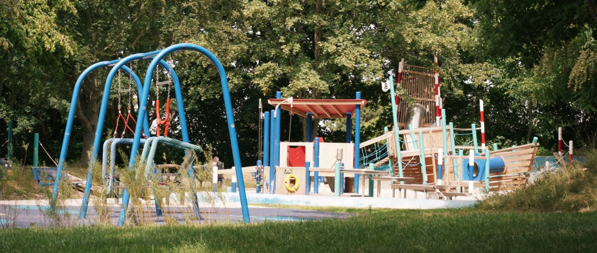 Spielplatz Haaren Spielplatz mit mehreren Spielgeräten in Haaren