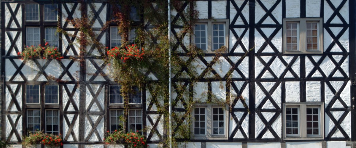 Fachwerk in Kornelimünster Mi Blumen bewachsene Fachwerk-Häuserfassaden.