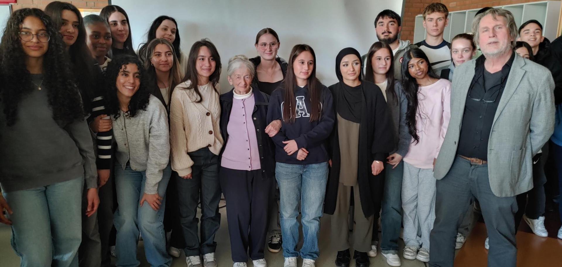 Zeitzeugin Henriette Kretz umringt von interessierten Schüler*innen der Heinrich-Heine-Gesamtschule. 