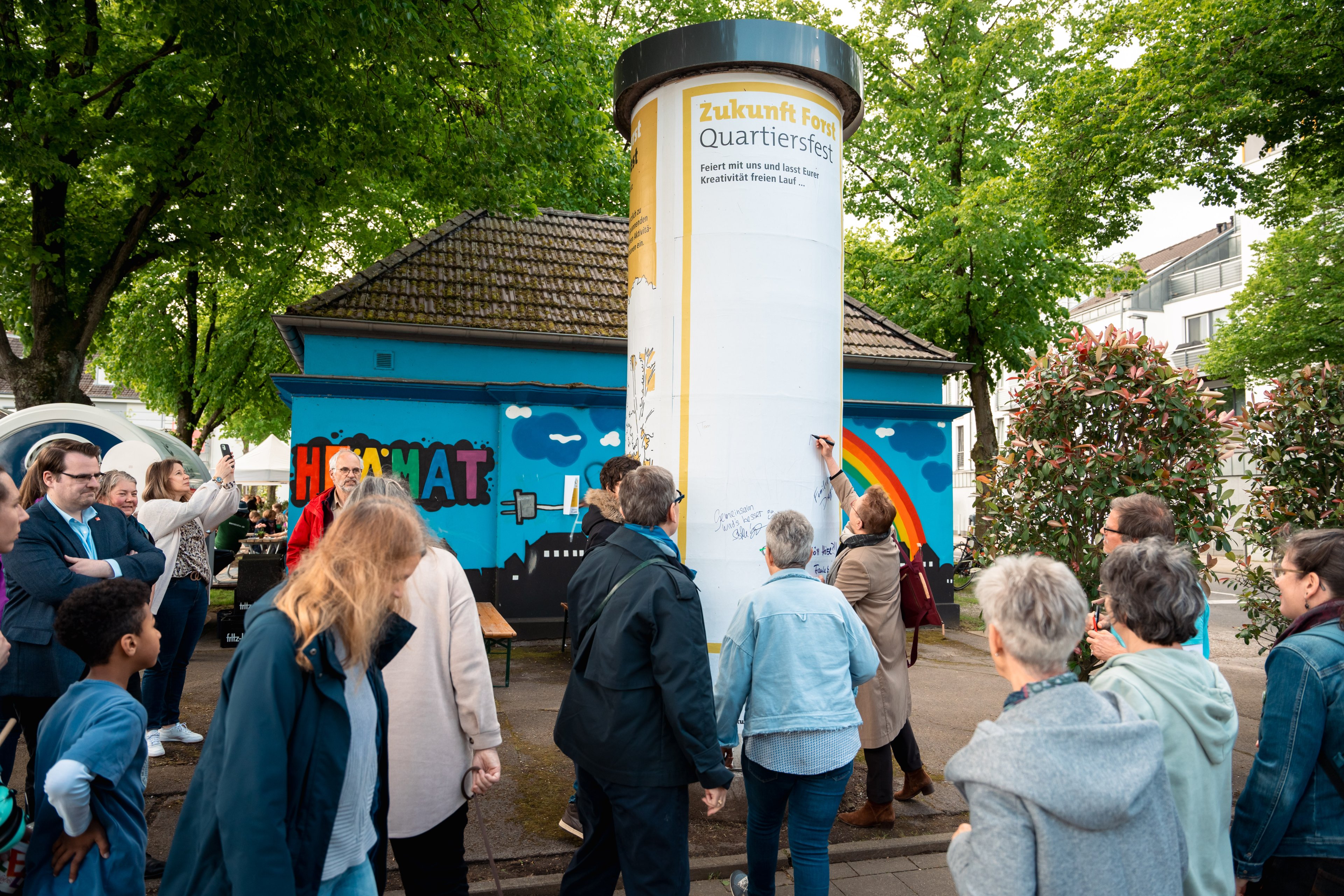 Menschen vor einer Säule an Triererplatz