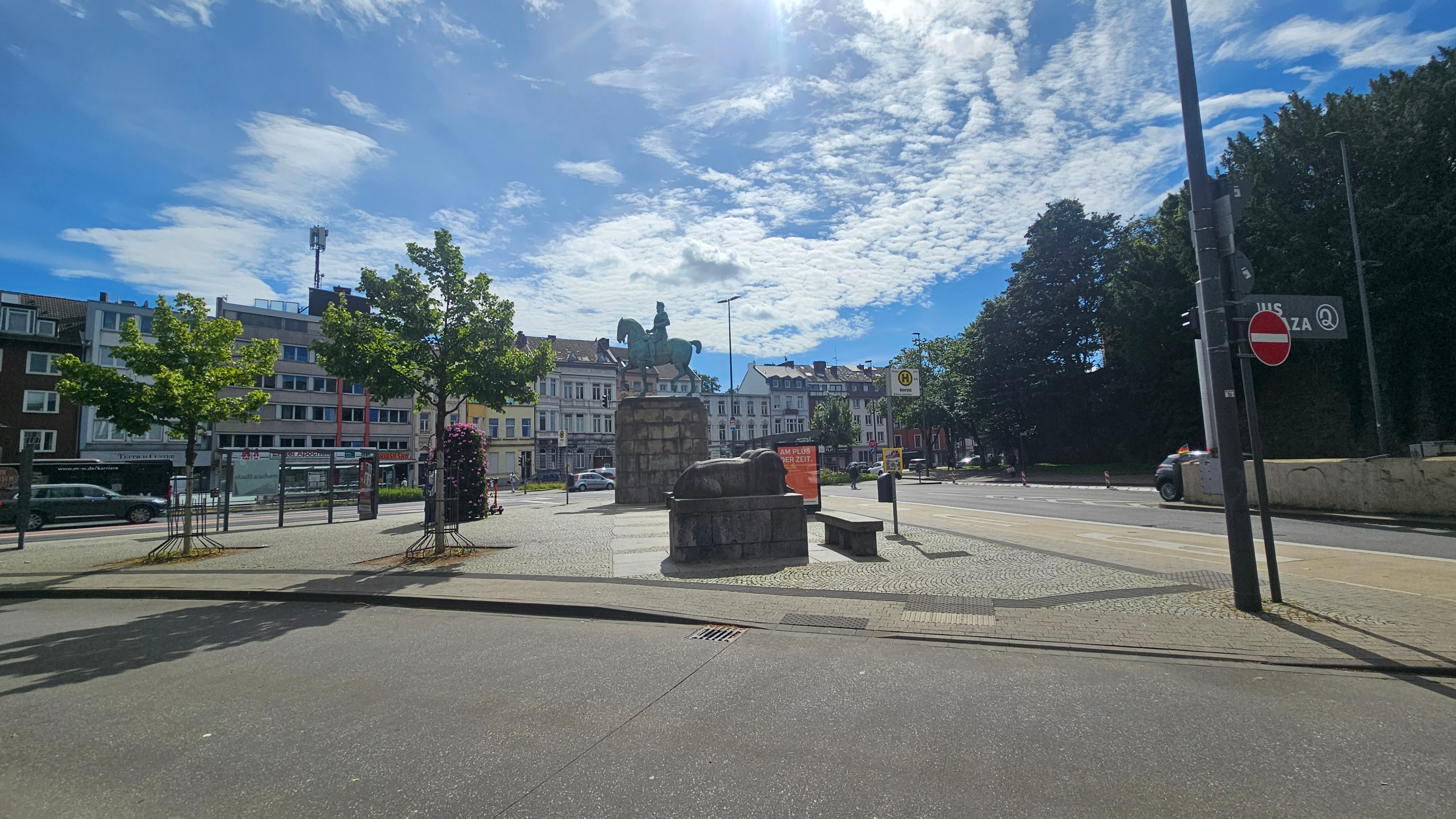 Der Kaiserplatz in Aachen liegt menschenleer im Sonnenlicht.