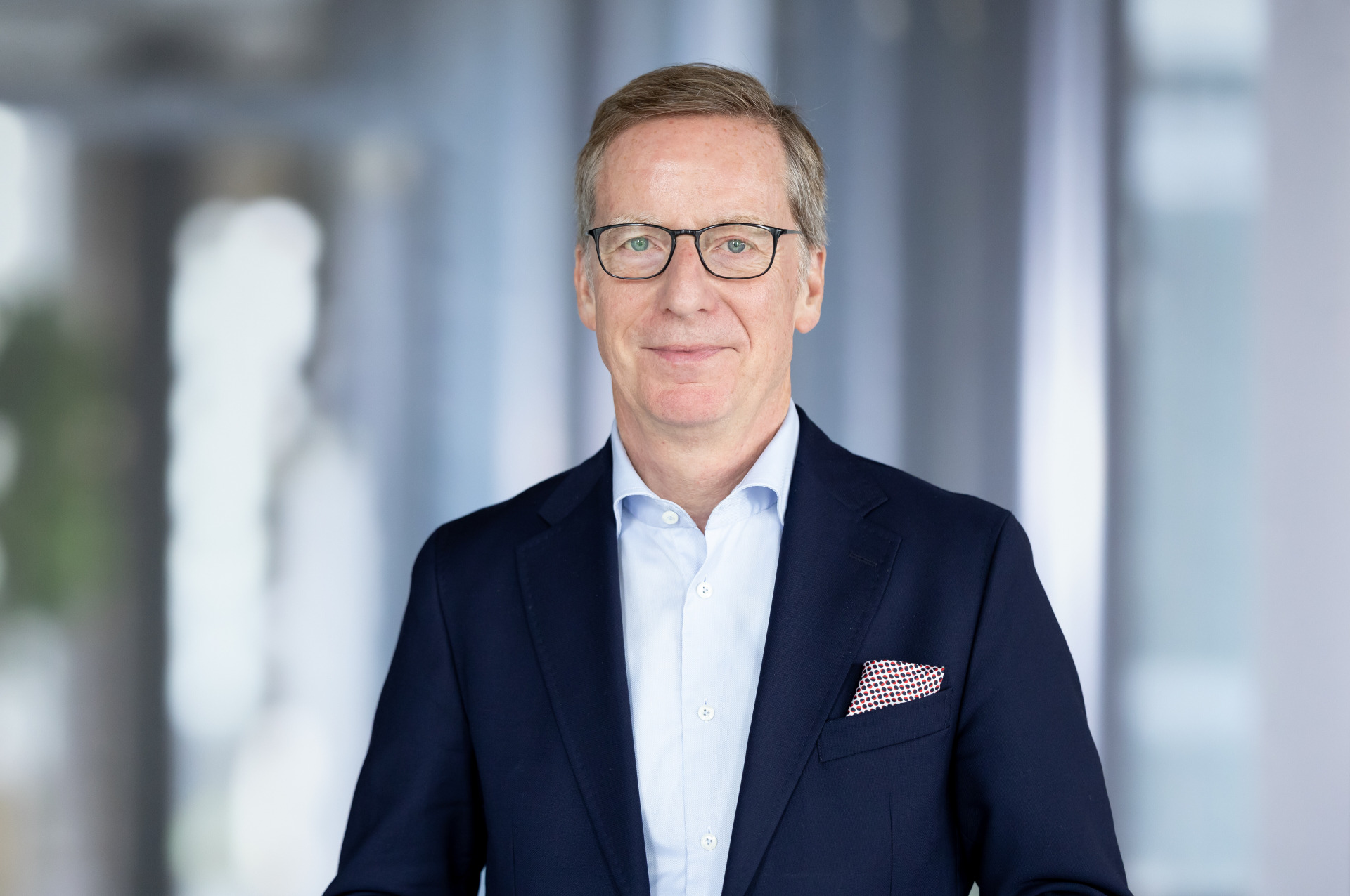 Ein Portrait von Prof. Dr. Michael Hüther im Anzug.
