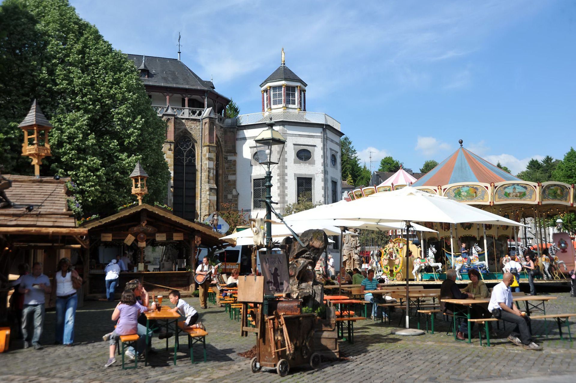 Der Marktplatz in Kornelimünster mit Marktständen und Karussell.