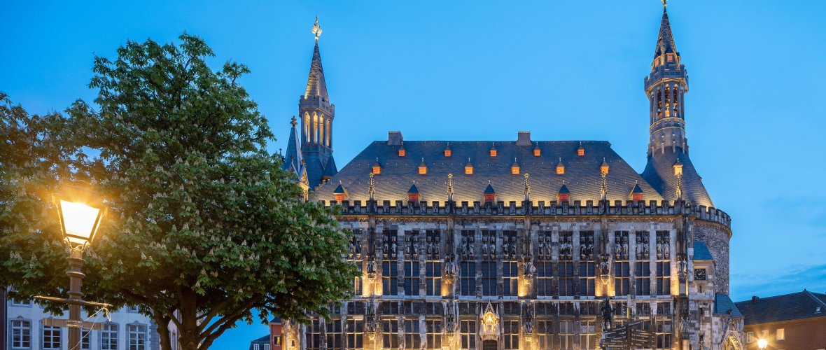 Aachenre Rathaus in der Dämmerung