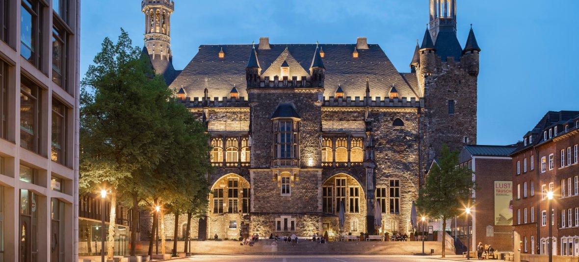 Das Rathaus der Stadt Aachen in der Dämmerung. Ansicht vom Katschhof. 