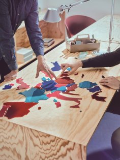 Die Grundrisse von Europa werden auf einem Tisch zusammengelegt.