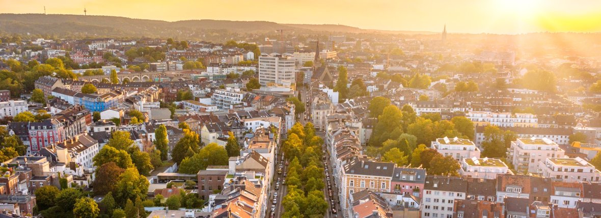 Aachen von oben mit Bäumen im Sonnenuntergang