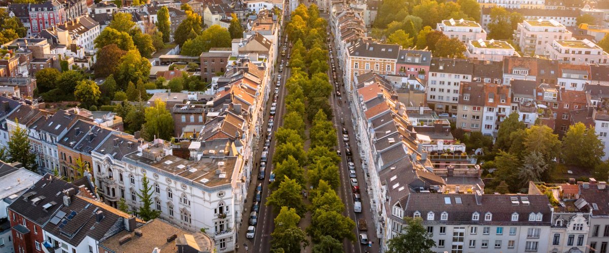 Aachen grün Aachen von oben mit Bäumen im Sonnenuntergang